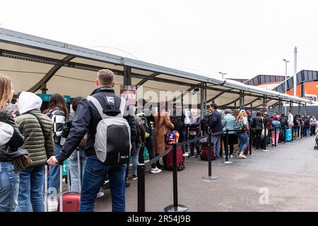 Londra, Regno Unito. 31st maggio, 2023. I pendolari aspettano in lunga coda un pullman all'aeroporto di Londra Luton per raggiungere il centro di Londra. I lavoratori delle ferrovie britanniche si aspettano scioperi continui a livello nazionale e grandi perturbazioni in tutto il paese. Migliaia di viaggiatori sono costretti a utilizzare mezzi di trasporto alternativi. Credit: SOPA Images Limited/Alamy Live News Foto Stock