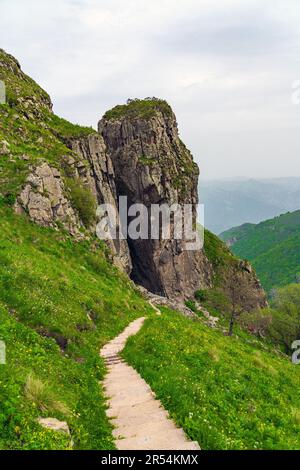 Vista della montagna sacra Khacha Gaya nell'Azerbaigian occidentale Foto Stock