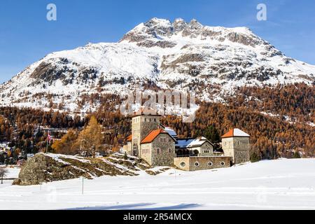 Surlej, Svizzera - Novembre 11. 2021: Castello Crap da Sass nel quartiere di Surlej da Silvaplana città nella stagione autunnale più tardi, Engadina superiore,, Gris Foto Stock