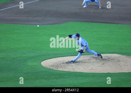 26 maggio 2023, Minneapolis, Minnesota, Stati Uniti: 26 maggio 2023, Minneapolis, Minnesota, Stati Uniti: Il lanciatore di sollievo Toronto Blue Jays Erik Swanson (50) tira un campo durante la partita tra i Toronto Blue Jays e i Minnesota Twins al Target Field. Credito obbligatorio: Bruce Fedyck Zuma Press (Credit Image: © Bruce Fedyck/ZUMA Press Wire) SOLO PER USO EDITORIALE! Non per USO commerciale! Foto Stock