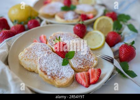 Frittelle e frutti di bosco per la colazione europea Foto Stock