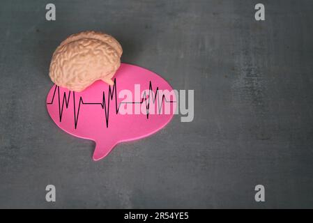 Encefalography cervello onda con spazio di copia. Epilessia, Giornata mondiale della salute mentale, convulsioni, lesioni alla testa, vertigini, mal di testa, concetto di tumori cerebrali Foto Stock