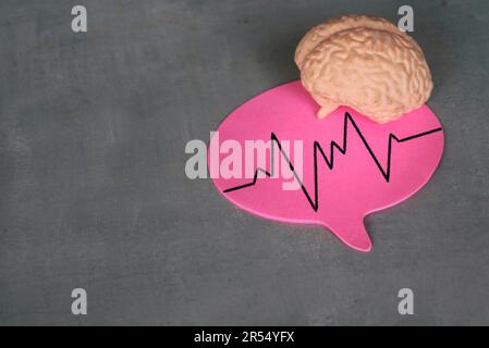 Encefalography cervello onda con spazio di copia. Epilessia, Giornata mondiale della salute mentale, convulsioni, lesioni alla testa, vertigini, mal di testa, concetto di tumori cerebrali Foto Stock