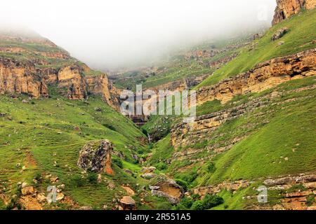 Piccola cascata nelle montagne rosse. Gryz villaggio. Regione di Guba. Azerbaigian. Foto Stock