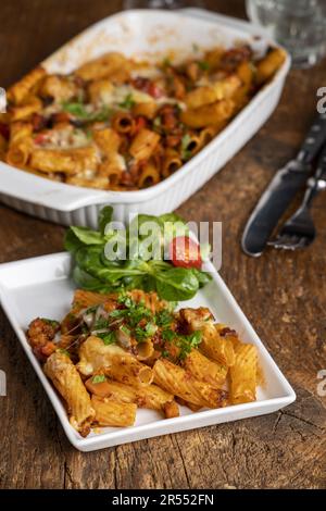 Rigatoni Pasta al gratin con salsa alla Bolognese Foto Stock