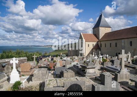 Varengeville-sur-Mer (Francia settentrionale): cimitero che circonda la Chiesa di Saint-Valery lungo la costa normanna “cote d’Albatre” (Costa d’Alabastro) Foto Stock