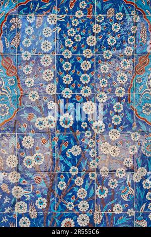Piastrelle decorate con motivi floreali turchi. Stile Iznik tradizionale. Istanbul, Turchia Foto Stock