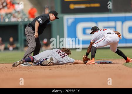 Baltimora, MD, USA; il primo bassista dei Cleveland Guardians Josh Naylor (22) scivola di nuovo nella seconda base e sotto l'etichetta di Baltimore Orioles shortstop J Foto Stock