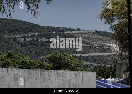 Galilea, Israele. 31st maggio, 2023. È in corso la costruzione di una barriera fisica lungo il confine settentrionale di Israele con il Libano, un muro di cemento alto 7 metri, sulla quale sono previste contromisure tecnologiche e armatizzate per prevenire le infiltrazioni. Mentre le tensioni si intensificano con l'Iran e la sua procura libanese Hezbollah, gli analisti militari israeliani suggeriscono che un evento di guerra totale è imminente. Credit: NIR Alon/Alamy Live News Foto Stock