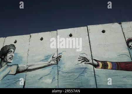 Shtula, Israele. 31st maggio, 2023. Talking Walls è un progetto di artisti graffiti internazionali, membri del Artists4Israel, che dipingono murales su una lunga barriera protettiva in cemento, eretti vicino al villaggio di Shtula per proteggere gli abitanti dal fuoco transfrontaliero nella speranza di portare bellezza e guarigione nella zona. Era a poche centinaia di metri da qui dove Ehud Goldwasser ed Eldad Regev furono rapiti da Hezbollah da una pattuglia di routine lungo il confine settentrionale che aprì la seconda guerra del Libano del 2006. Mentre le tensioni si intensificano con l'Iran e la sua procura libanese Hezbollah, gli analisti militari israeliani su Foto Stock