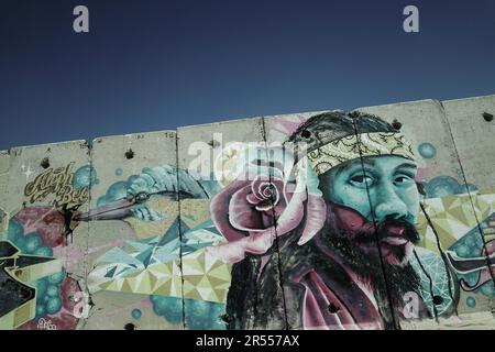 Shtula, Israele. 31st maggio, 2023. Talking Walls è un progetto di artisti graffiti internazionali, membri del Artists4Israel, che dipingono murales su una lunga barriera protettiva in cemento, eretti vicino al villaggio di Shtula per proteggere gli abitanti dal fuoco transfrontaliero nella speranza di portare bellezza e guarigione nella zona. Era a poche centinaia di metri da qui dove Ehud Goldwasser ed Eldad Regev furono rapiti da Hezbollah da una pattuglia di routine lungo il confine settentrionale che aprì la seconda guerra del Libano del 2006. Mentre le tensioni si intensificano con l'Iran e la sua procura libanese Hezbollah, gli analisti militari israeliani su Foto Stock