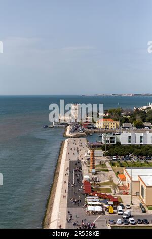 Lisbona, Portogallo - 04 03 2023: Vista della Torre Belem dal Monumento delle scoperte in una giornata estiva a Lisbona. Foto Stock