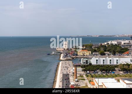 Lisbona, Portogallo - 04 03 2023: Vista della Torre Belem dal Monumento delle scoperte in una giornata estiva a Lisbona. Foto Stock