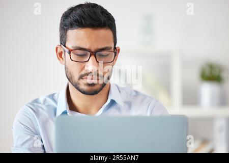 Computer portatile, uomo d'affari e contabile in ufficio, sul luogo di lavoro o in azienda. Computer, lavoro e asiatico maschio professionale, imprenditore o auditor lavoro su Foto Stock