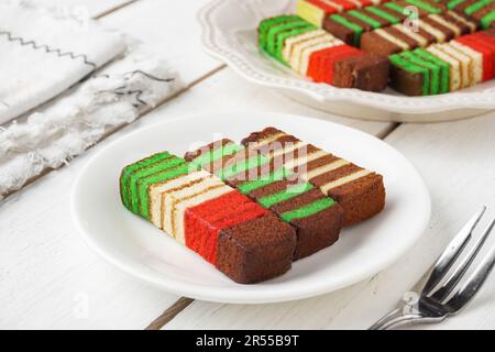 Piatto malese Kek Lapis Sarawak o Sarawak torta stratificata con bellissimi colori vari. Una torta simile in Indonesia è anche conosciuta come Kek Lapis Legit o Foto Stock