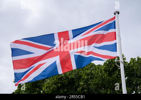 La bandiera britannica sbatte nel vento. Simbolo dello stato del Regno Unito. Foto di alta qualità Foto Stock