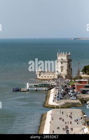 Lisbona, Portogallo - 04 03 2023: Vista della Torre Belem dal Monumento delle scoperte in una giornata estiva a Lisbona. Foto Stock