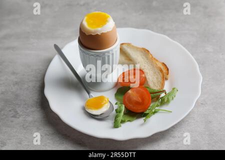 Colazione con uova sode su tavolo grigio Foto Stock