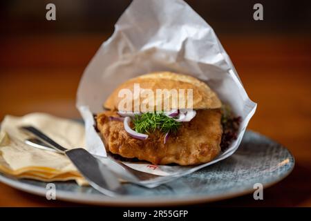 bruger fritto in casa in un ristorante Foto Stock