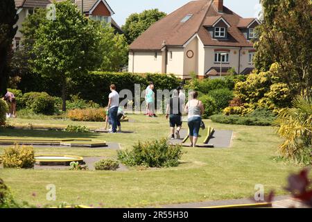 Pubblico giocando Crazy Golf / Mini Golf a Stoke Park Gardens a Guildford, Surrey, Inghilterra, Regno Unito, primavera 2023 Foto Stock