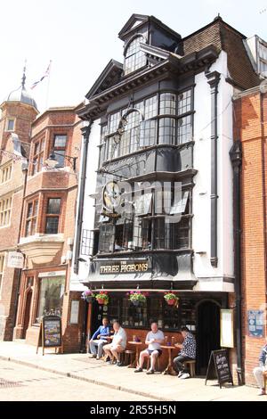 Three Pigeons Inn Public House, storico pub inglese su Guildford High Street, Surrey, Inghilterra, Regno Unito, primavera 2023 Foto Stock