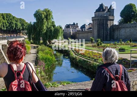 Vannes (Bretagna, Francia nord-occidentale): Il giardino del bastione attraversato dal fiume costiero la Marle. Sullo sfondo, il “Tour du Connetable”, un to Foto Stock