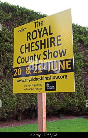Segno giallo per il Royal Cheshire Show, Grappenhall Village, Warrington, Cheshire, Inghilterra, REGNO UNITO, WA4 3ER Foto Stock