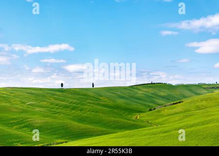 Valle in un paesaggio rurale con campi e colline Foto Stock