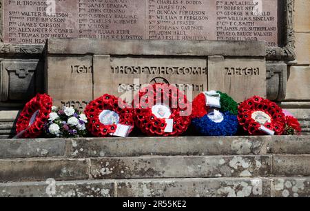 Corone posate al Memoriale di guerra di Helensburgh, Scozia in occasione del 80th° anniversario della battaglia dell'Atlantico. Foto Stock