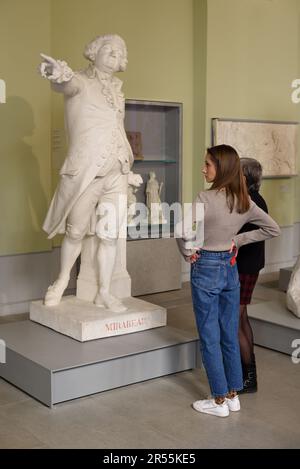 I visitatori possono ammirare la statua di Honoré Gabriel Riqueti, Comte de Mirabeau (1749-91) nella Galleria delle sculture Granet Museo Aix-en-Provence Francia Foto Stock