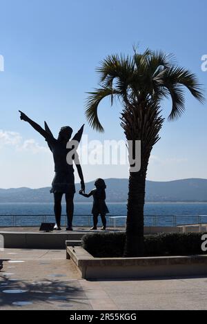 Silhouette di Arcangelo Raffaello & il giovane Tobias di scultore Nadège Fortune sul lungomare, Jardin Bonaparte, Saint Raphael Var Francia Foto Stock