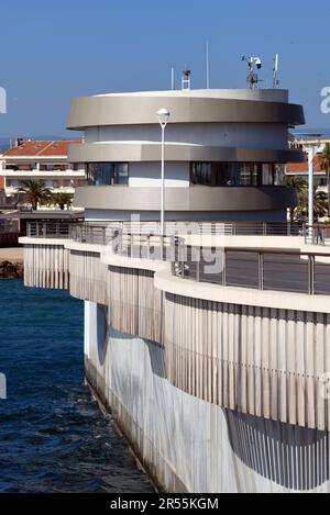 Capitainerie modernista, Harbourmaster o Harbour Master's Building all'ingresso del Porto, Porto o Porto Saint Raphael Var Côte d'Azur Francia Foto Stock