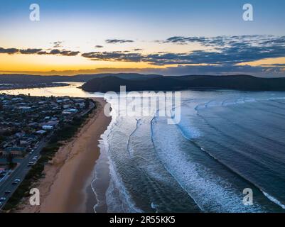 Alba con nuvole sparse e piccole onde a Ocean Beach a Umina Beach sulla costa centrale, NSW, Australia. Foto Stock