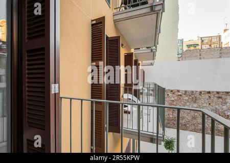 Accesso ad un balcone loggia aperto in un edificio di appartamenti con tavoli e sedie per un'aria fresca senza lasciare la casa. Il concetto di comfort Foto Stock