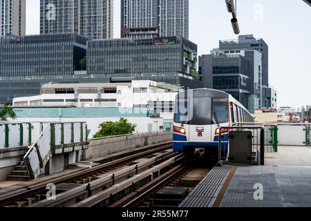 Bangkok, Thailandia. 02nd giugno, 2023. Uno Skytrain BTS arriva alla stazione di Punnawithi a Bangkok il 1 giugno 2023. Credit: Matt Hunt/Neato/Alamy Live News Foto Stock