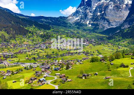 Vista aerea degli chalet e del monte Wetterhorn a Grindelwald dall'Eiger Express, Alpi svizzere, Svizzera Foto Stock