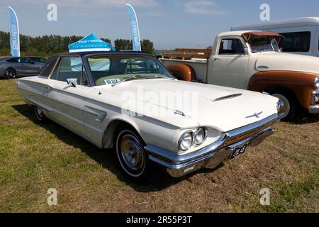 Vista frontale di tre quarti di un bianco, 1965, Ford Thunderbird, in mostra al 2023 Deal Classic Car Show Foto Stock