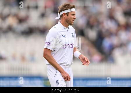 Stuart Broad of England lucida la palla prima della consegna durante il LV= Insurance Day One Test Match Inghilterra vs Irlanda a Lords, Londra, Regno Unito, 1st giugno 2023 (Photo by Craig Thomas/News Images) Foto Stock