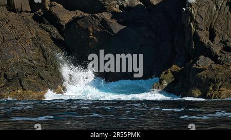 norvegia sul fiordo, spruzzare sulle rocce. Spruzzi d'acqua sulle pietre. Paesaggio costiero in Scandinavia. Foto del paesaggio da nord Foto Stock