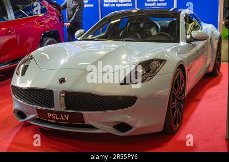 Riga, Lettonia, 28 aprile 2023: Supercar ibrida di lusso Karma Revero presentata al Motor Show di riga Foto Stock