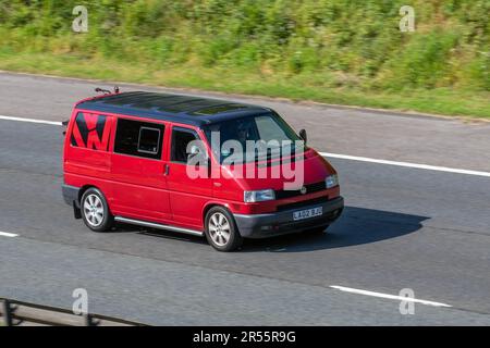 2002 Red VW Volkswagen Transporter TDI SWB, LCV Panel Van Diesel 2461 cc window furgone viaggiando sull'autostrada M61, Regno Unito Foto Stock