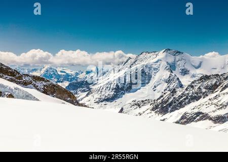 Sentiero escursionistico dalla cima della Jungfrau al rifugio Mönchsjoch, vista sulle montagne (Dreieckhorn) e sul ghiacciaio Aletsch, Alpi svizzere, Svizzera Foto Stock