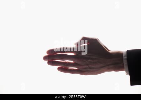 uomo che tiene la mano su sfondo bianco, primo piano Foto Stock