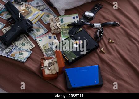 Sacchetto di prova accanto alle banconote in dollari in un'unità di indagine sul crimine, immagine concettuale Foto Stock