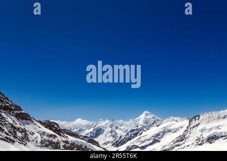 Vista sulle vette innevate lungo il sentiero escursionistico dalla cima della Jungfrau al rifugio Mönchsjoch, a Trugberg (a sinistra) Dreieckhorn (al centro), sulle Alpi svizzere, in Svizzera Foto Stock