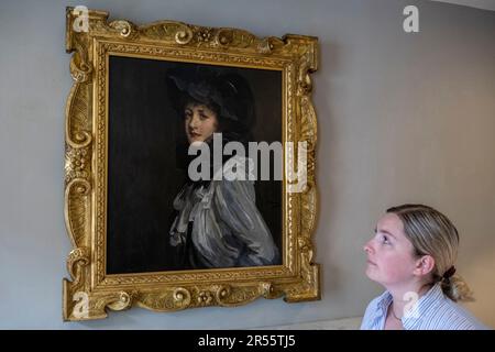 Londra, Regno Unito. 1 giugno 2023. Un membro del personale vede «Una signora in grigio e nero», 1901, Di Sir John Lavery in un'anteprima delle opere della galleria Carnaby Street della fine Arts Society, in vista della grande mostra estiva "History of the New", inaugurata dal 2 giugno al 29 luglio, in entrambi gli spazi delle gallerie di Londra e Edimburgo, con una collezione di dipinti raramente visti, Mobili e arti decorative di artisti pionieri inglesi e scozzesi. Credit: Stephen Chung / Alamy Live News Foto Stock