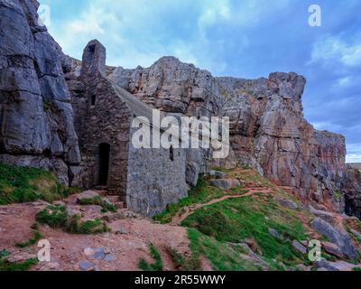 Pembroke, Regno Unito - 24 settembre 2022: La cappella di St Govan costruito nelle scogliere sulla costa di Pembroke Foto Stock