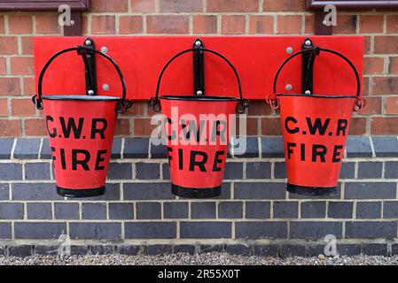 Benne antincendio alla stazione di Broadway sulla ferrovia a vapore Gloucestershire Warwickshire. Foto Stock