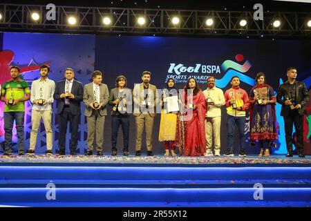 Hanno partecipato al gruppo Litton Kumar Das (6th da sinistra) che ha vinto il premio Sports Person of the Year 2022 insieme a molti famosi membri dell'arena sportiva Foto Stock