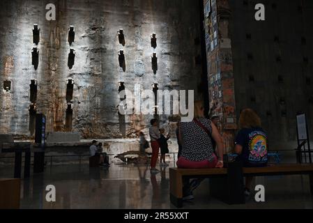 New York City, NY, USA, 28th maggio 2023, durante il fine settimana del Memorial Day i visitatori del National September 11th Museum contemplano gli eventi di fronte alla slurry Wall e all'ultima colonna. Accredito D ospite Smith Foto Stock